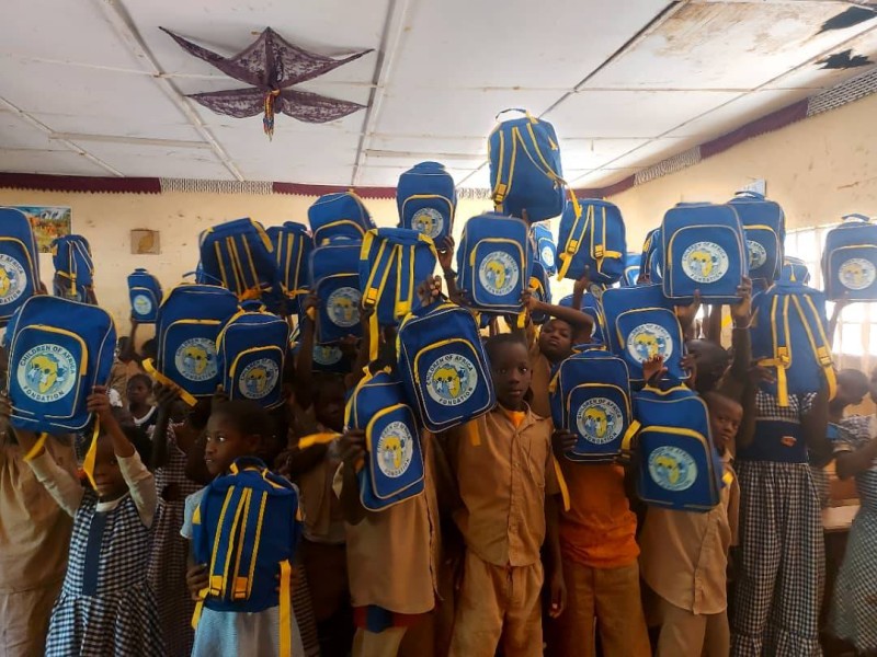 De nombreux élèves ont reçu des kits scolaires. (DR)