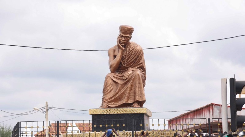 La statue de Nanan Kacou Anini dévoilée sur la Place de la Paix, symbole de travail et de résilience