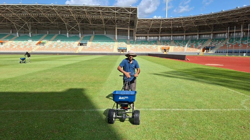 Le Green Keeper marocain durant ses activités au stade AGC de Korhogo. (Ph: Dr)