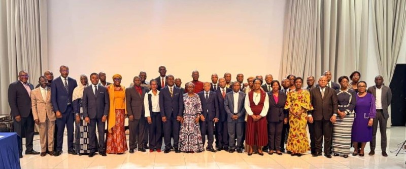 Photo de famille des participants engagés dans la modernisation de la gouvernance éducative.