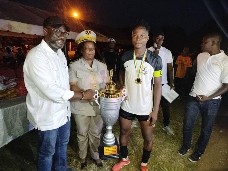 Bertin Koffi (à gauche) et Mme Ella Gbanda Odette ont remis le trophée au capitaine de l'équipe de Bamela. (Ph: Dr)