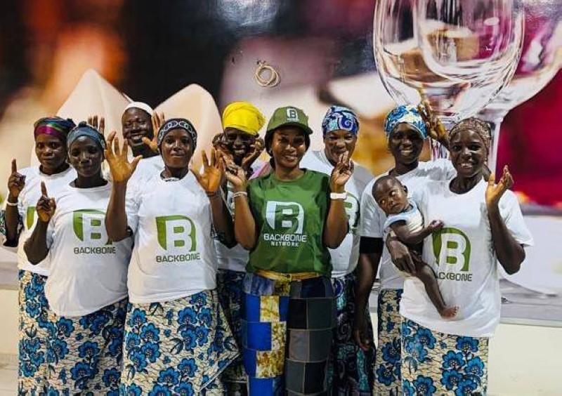 La présidente de Backbone Network entourée des femmes de Yokoréa lors de la mission de Daloa.
