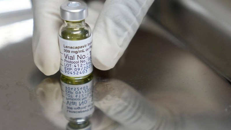  Un pharmacien tient un flacon de Lenacapavir, le nouveau médicament injectable de prévention du VIH, sur le site de recherche Masiphumelele de la Fondation Desmond Tutu pour la santé, au Cap, en Afrique du Sud, le 23 juillet 2024. © Nardus Engelbrecht / AP 