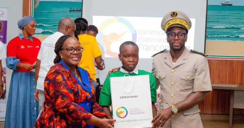 Mme Bernise N’Guessan, Secrétaire générale de la CNF, félicite les lauréats lors de la cérémonie de clôture du Francophonie Tour 2025.
