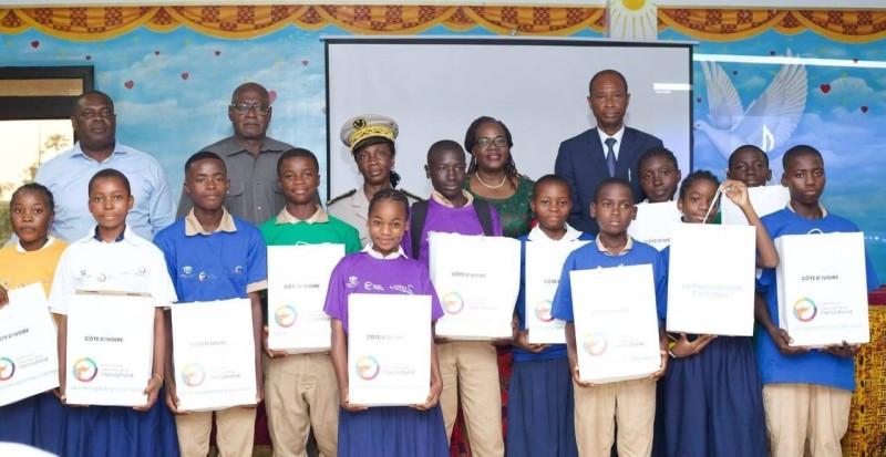 Photo de famille des lauréats, des enseignants et de l’équipe de la CNF à Jacqueville, symbole d’une Francophonie vivante et engagée.