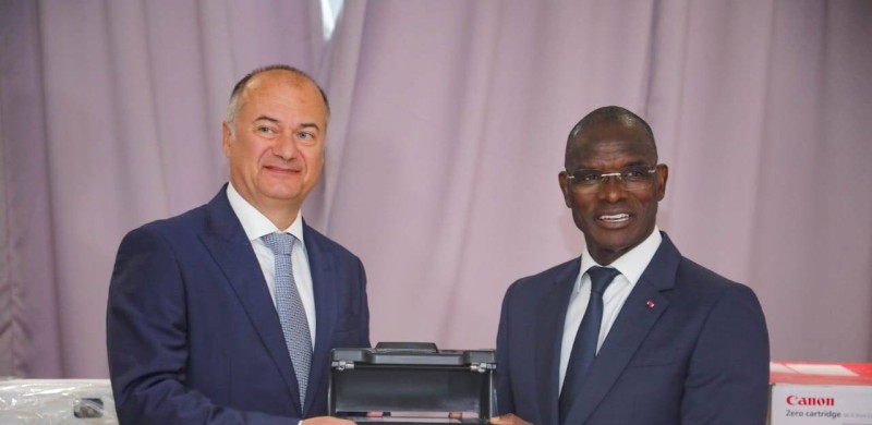 L'Ambassadeur de la République tchèque, S.E. M. Pavel Bílek et le Ministre de l’Intérieur et de la Sécurité, le Général de Corps d’Armée Vagondo Diomandé,