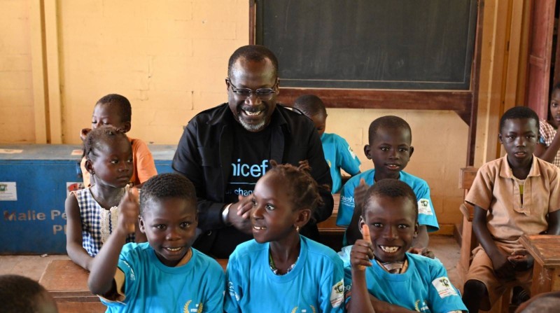 Jean-François Basse, représentant résident de l’UNICEF en Côte d’Ivoire en compagnie d'enfants handicapés