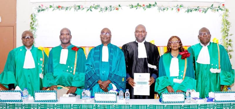 Le jury, présidé par le professeur François N’Goran Kouassi (3e à partir de la gauche), a félicité Agenor Koffi (3e à partir de la droite) pour son travail. (Ph: Dr)
