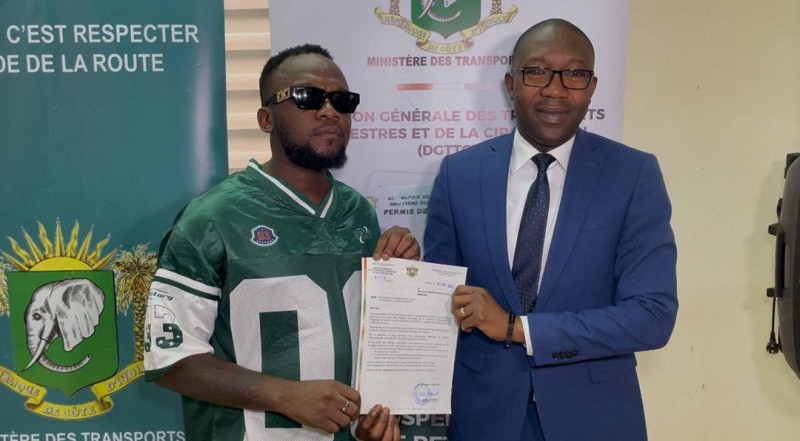 Le Dgttc, Oumar Sacko, (a droite) remettant au nouvel ambassadeur de la sécurité routière, la décision du ministre Amadou Koné (DR)