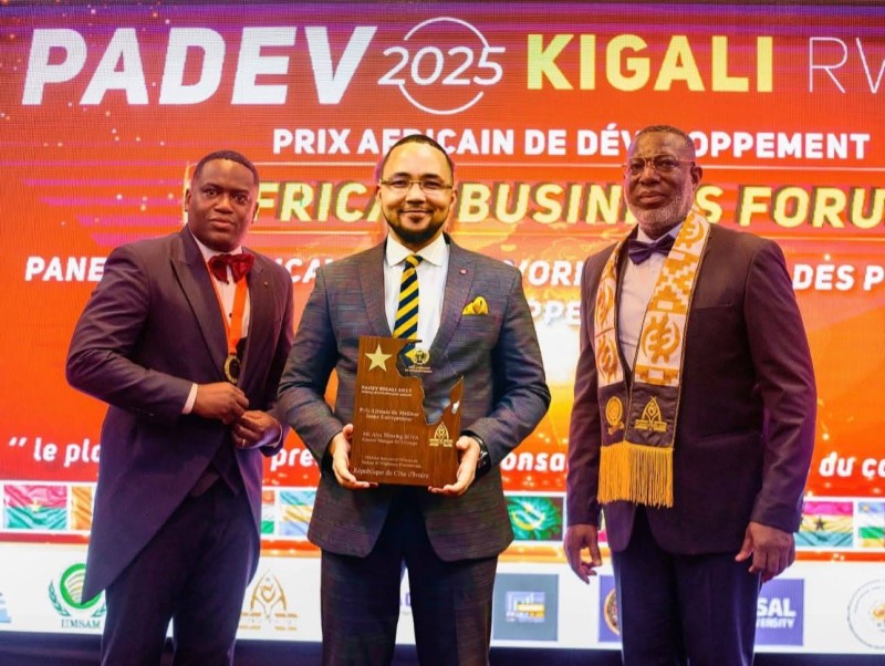 Alex Blessing (au centre) président de l’Ong Solarboss Africa, s’est distingué en remportant le prestigieux prix du meilleur Jeune entrepreneur innovateur africain. (Ph: Dr)