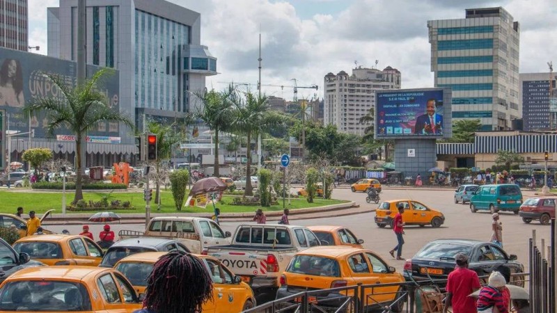  Un panneau en faveur de Paul Biya, à Yaoundé, le 12 septembre 2025 (Image d'illustration). AP - Welba Yamo Pascal 