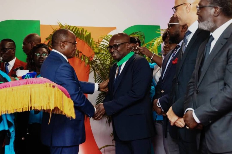 Touré Faman honoré pour la contribution active de la Chambre de commerce et d’industrie de Côte d’Ivoire à la formation. (Ph: Dr)