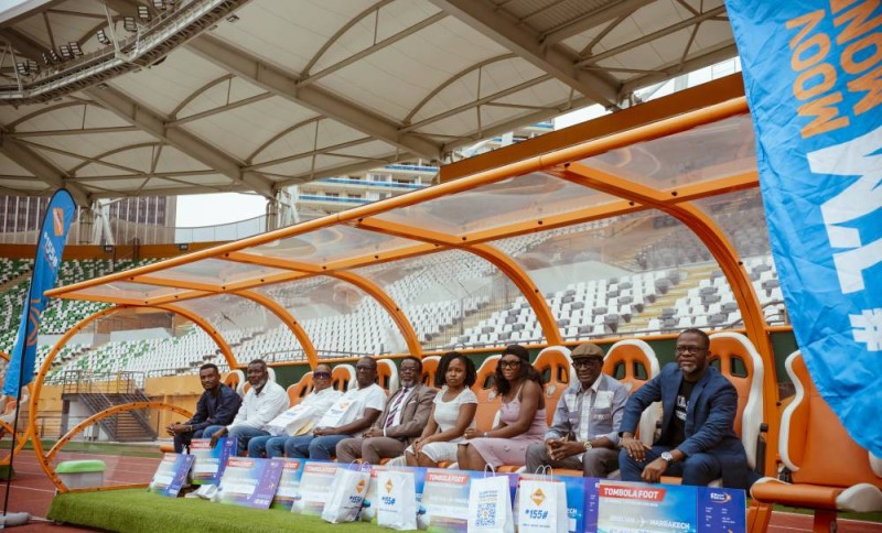 Les gagnants de la Tombola Foot installés sur le banc technique du stade, juste avant la remise officielle de leurs lots.