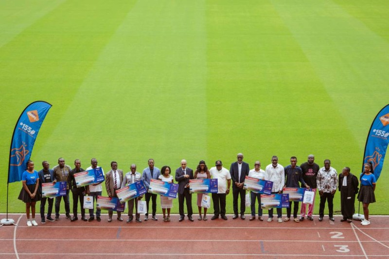 Photo de famille des lauréats de la Tombola Foot : 70 gagnants récompensés lors de la dernière étape de la promo CAN, aux côtés des équipes de Moov Africa CI.