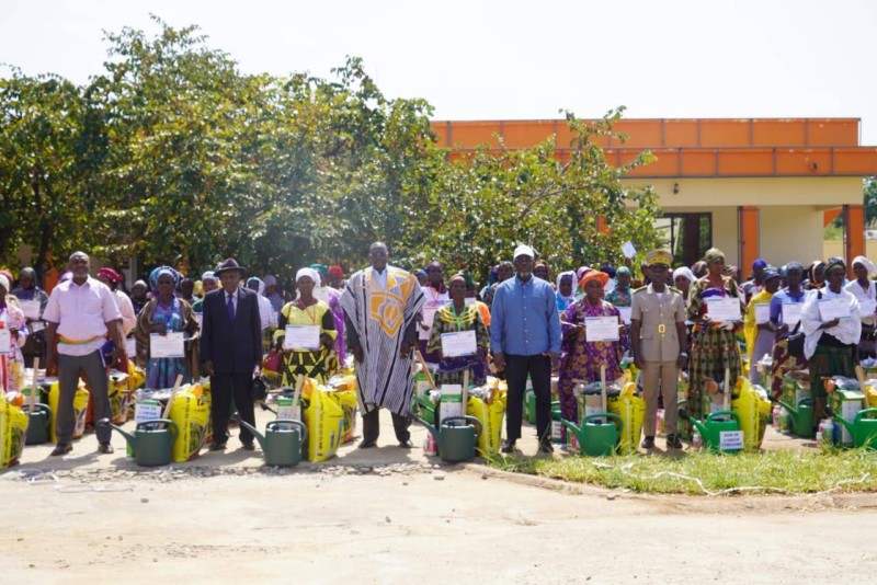 Konaté Diakalidia, Secrétaire exécutif de la Cnfci et Dr Okello Sunday, chef par intérim du Programme frontière de l'Union Africaine (respectivement en chemise bleue et en tenue traditionnelle) se sont félicités du succès des activités (DR)