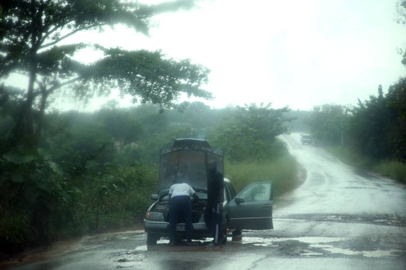 Ce véhicule en panne sous la pluie, preuve de la souffrance des usagers. (Ph: SÉBASTIEN KOUASSI) 