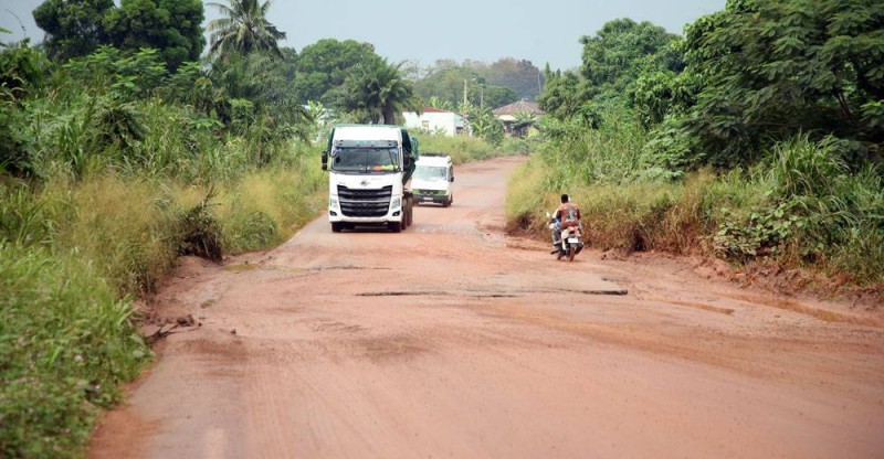 Une vue d'une partie de la voie menant à Daoukro. Le bitume ici a presque disparu laissant la place à la terre. Un état qui ne pose aucun problème aux camions transportant les minerais comme celui sur la photo. (Ph: SÉBASTIEN KOUASSI)