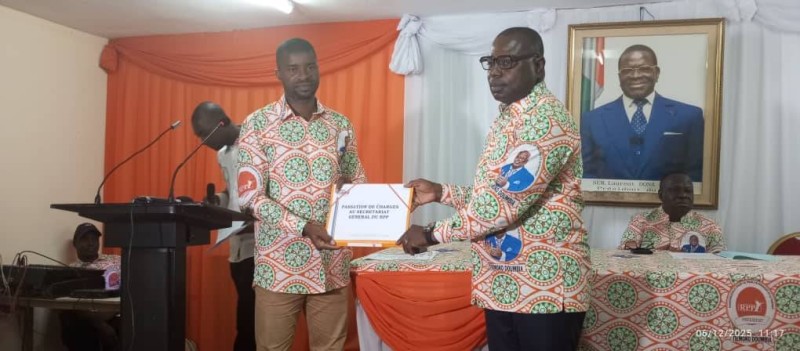 L’ancien secrétaire général par intérim a passé le flambeau à Serge Koffi sous  le regard du président Doumbia Tiémoko. (Ph: Dr)