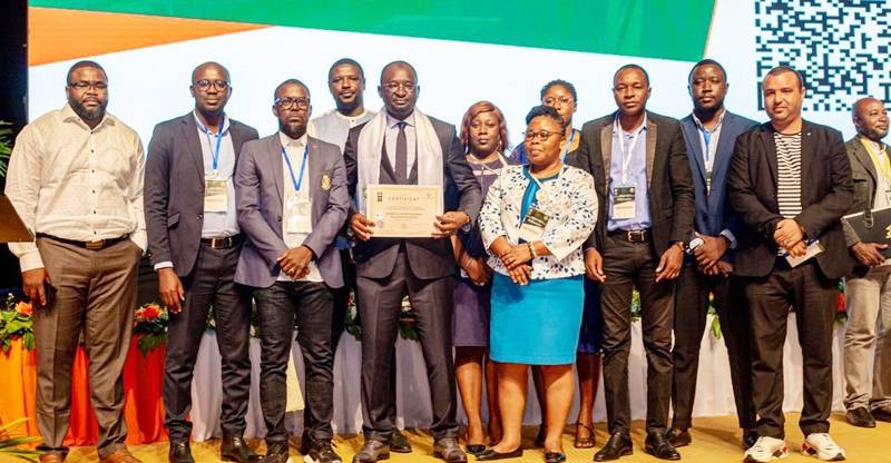 Sékou Diallo, son certificat en main, entouré de ses plus proches collaborateurs.