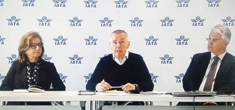Le directeur général de l’IATA (au centre) a présenté les attentes de l'association aux médias. (Ph: Dr)