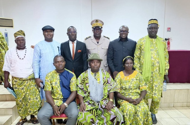 Nanan Akissi Lucien, (assis en chapeau) nouveau Chef central du Conseil des communautés d’Abengourou, lors de son investiture.