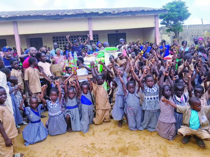 Élèves et enseignants en compagnie des membres du Rotary Club Abidjan-Cocody. (Ph: Dr)