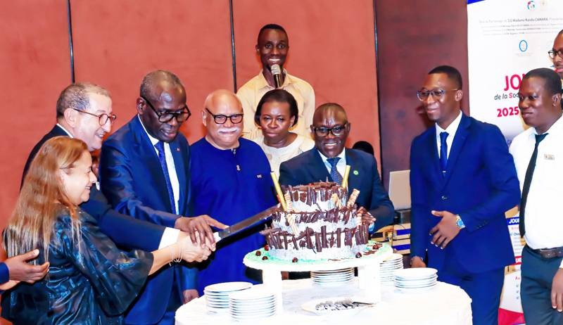 Coupant le gâteau des noces d’étain de la chirurgie de l’implant cochléaire en Côte d’Ivoire, les responsables de la Siorl et les partenaires se sont réjouis de la réussite de cette technique. (Ph: Dr)