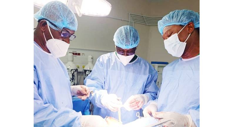 Les Orl de Côte d'Ivoire se sont mobilisés nombreux pour réaliser des opérations gratuites au bénéfice de patients économiquement faibles. (Ph: Dr)