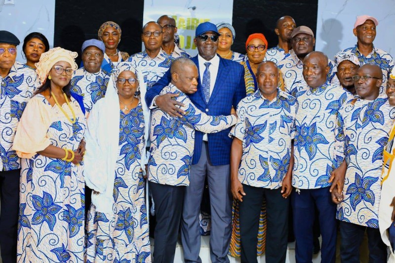 Soumahoro Farikou, député-maire d'Adjamé et les retraités de la mairie. (Ph: Dr)
