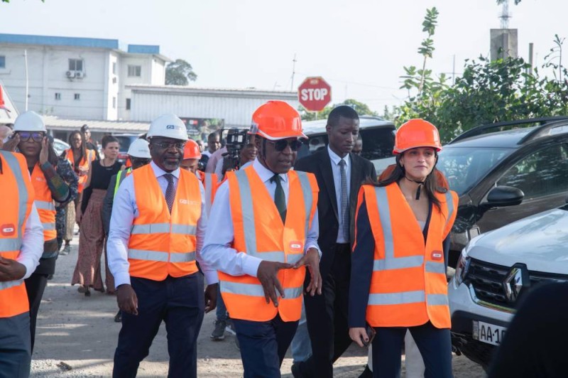Le ministre Amadou Koné et son hôte s'enquièrent de l'évolution des travaux de la ligne1 du métro d'Abidjan. (Ph: Dr)