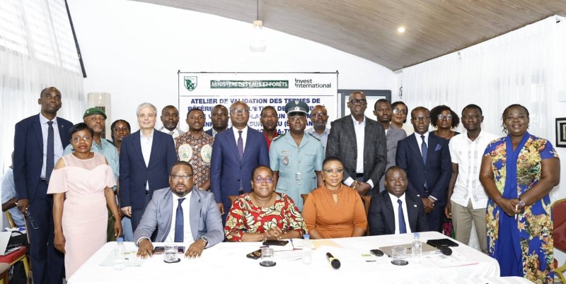 Photo de famille à l’issue de l’atelier de validation du projet SIE dans le bassin Comoé-Bia-Tanoé.