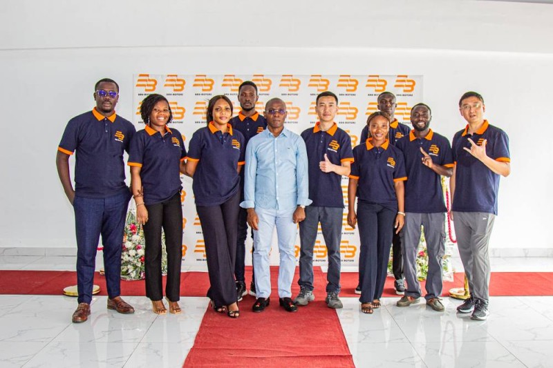 Le directeur général Martial Bassa et ses jeunes collaborateurs. (Ph: Dr)