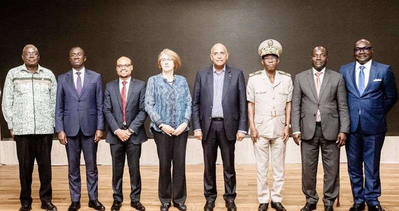Le ministre-conseiller spécial du Président de la République, Patrick Achi et la directrice pays de la Giz (4e et 5e à partir de la droite) appellent à une mobilisation de tous les acteurs. (Ph: Dr)