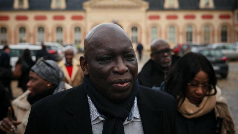  Le magnat de la presse sénégalais et opposant au gouvernement sénégalais Madiambal Diagne (au centre) quitte le tribunal d'appel de Versailles, à Versailles, le 25 novembre 2025, après l'audience au cours de laquelle la cour a décidé de suspendre temporairement sa demande d'extradition. © Dimitar Dilkoff / AFP 