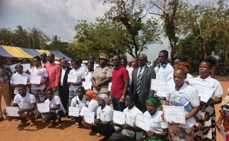 Remise des attestations de fin de formation aux jeunes bénéficiaires du projet THIMO, lors de la cérémonie organisée à Aniassué.