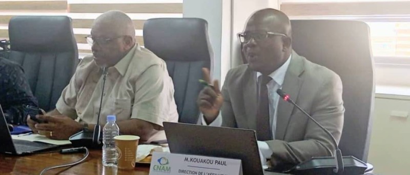 Le chef de service à la Direction de la Cnam, Paul Kouakou (à droite).