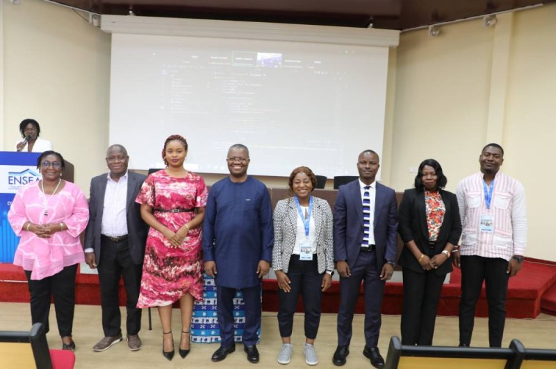 Le directeur de l’Ensea, Dr Kouadio Hugues (4e de la gauche vers la droite), posant avec le corps enseignant de l’institution. (Ph: Dr)