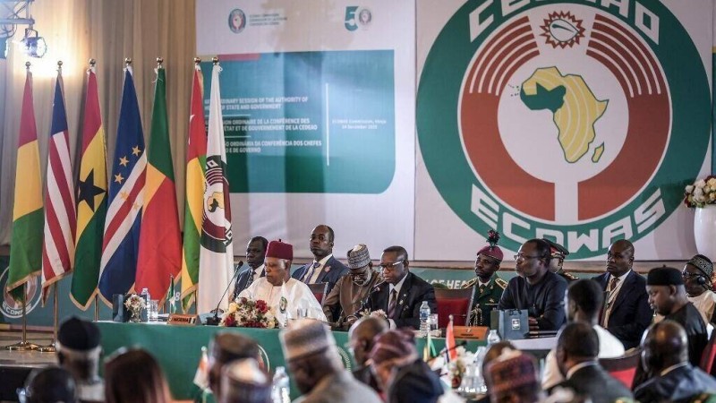  Le vice-président du Nigeria, Kashim Shettima (2e, à g.), et le président de la Sierra Leone, Julius Maada Bio, lors du sommet de la Cédéao, le 14 décembre 2025. AFP - LIGHT ORIYE TAMUNOTONYE 