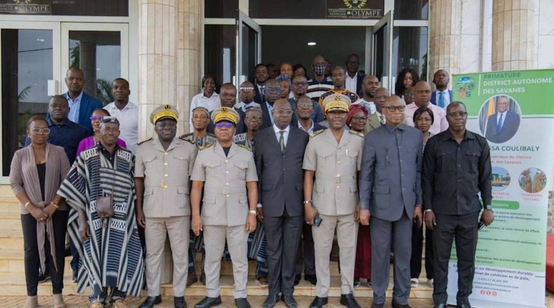 Photo de famille des autorités administratives, techniques et partenaires à l’issue de l’atelier de restitution à Korhogo.