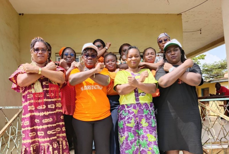 Photo de famille des participantes à la conférence organisée par le REDICI Abengourou.