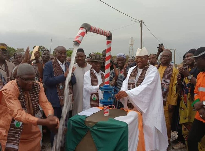 Le ministre Amadou Coulibaly actionnant l'ouverture de la pompe