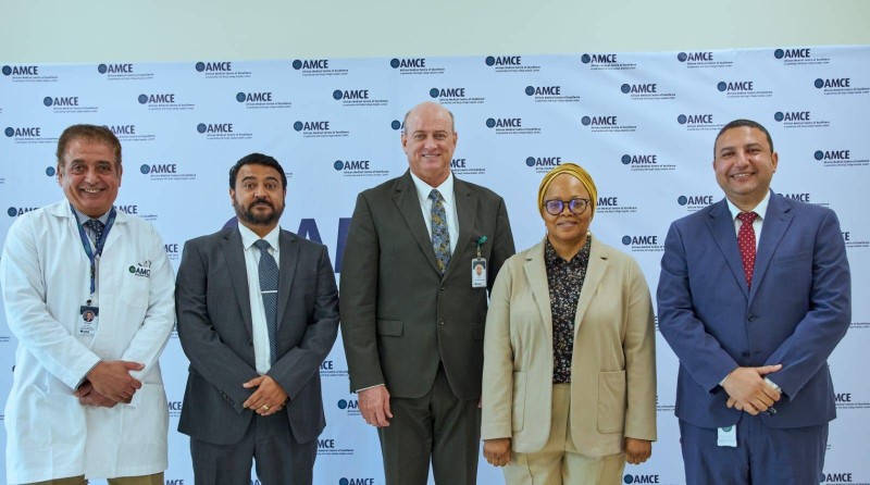 De gauche à droite : Dr Mohamed Ibrahim, directeur clinique des services cardiovasculaires de l’AMCE ; M. Anshul Govila, directeur des opérations (COO) de l’AMCE ; M. Brian Deaver, directeur général (CEO) de l’AMCE ; Dr Aisha Umar, directrice des opérations (COO) de l’AMCE ; et Dr Boules Gabriel, directeur clinique de l’oncologie de l’AMCE, lors du point de presse marquant la première chirurgie à cœur ouvert et la radiothérapie stéréotaxique corporelle (SBRT) à l’AMCE.