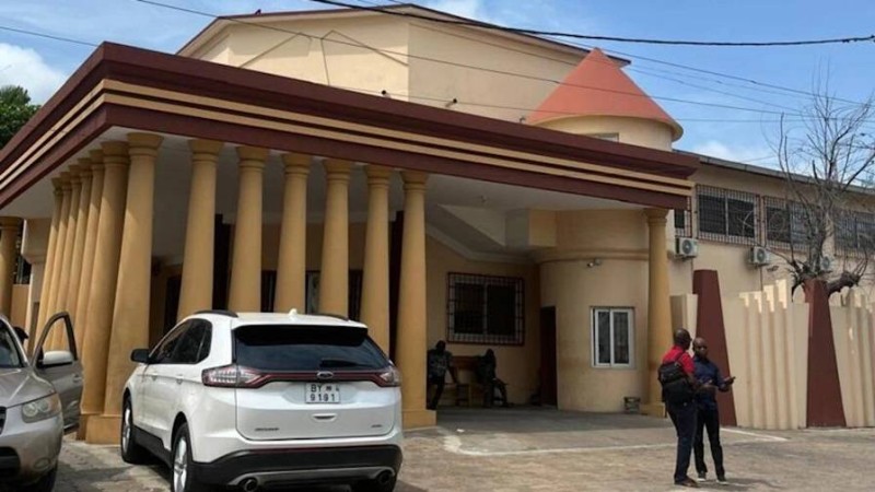  L'entrée de la Cour de répression des infractions économiques et du terrorisme, à Cotonou, au Bénin. (Image d'illustration) © Jean-Luc Aplogan/RFI 