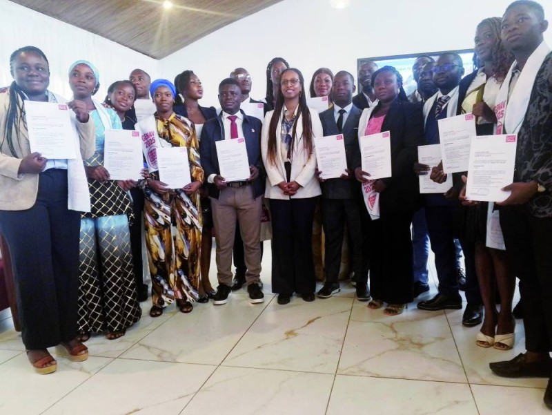 Les participants à la 20e promotion du programme « Génération A venir » visiblement fiers de brandir leurs certificats de fin de formation. (Ph: Dr)