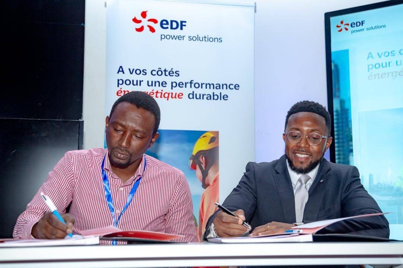 Mahamane Sow, vice-président Afrique de l’Ouest et Centrale d’EDF power solutions (à droite) a officialisé quelques contrats en marge des échanges (DR)