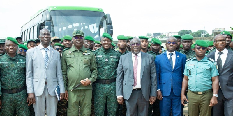 Les autorités administratives et les élèves-officiers lors de la conférence inaugurale marquant l’entrée académique 2025 de l’ENEF, sur le site de Sebroko.