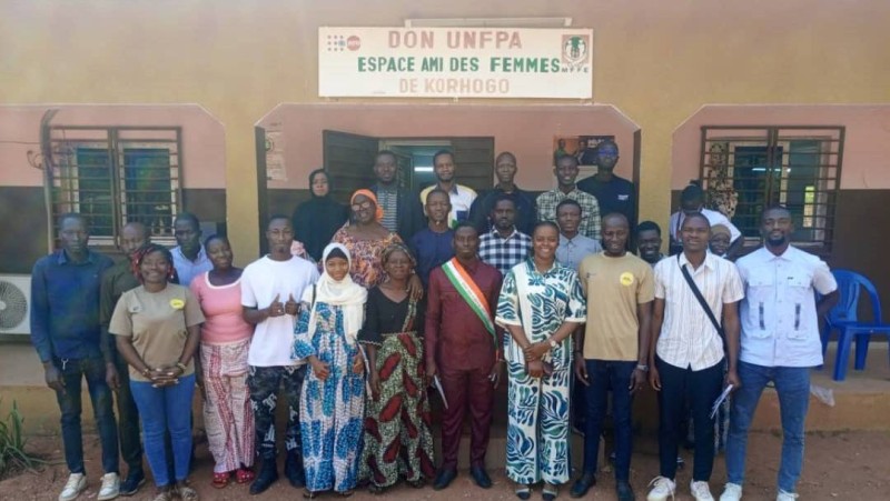 Vue d’ensemble des participants à l’atelier de restitution des résultats du projet « Regards Croisés », organisé par le Centre Ahou à Korhogo.