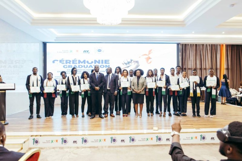 Les étudiants ont été félicités par le représentant du ministre Mamadou Touré et le fondateur et directeur exécutif de Youth Education, du Centre AY Solutions et de Youth Media, Franck Gozé (au centre). (Ph: Dr)