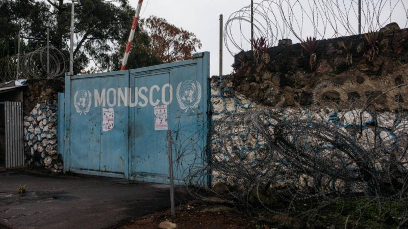  Vue générale des barbelés entourant un portail de la base de la Mission de l'Organisation des Nations Unies pour la stabilisation en République démocratique du Congo (Monusco) à Goma, le 25 mai 2025. © Kang-Chun Cheng / AFP 