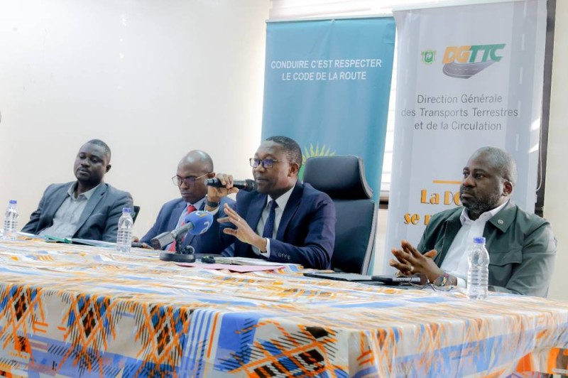 Le Dgttc, Oumar Sacko et le Dg de la Poste, Isaac Gnamba Yao (3e et 4e à partir de la gauche) ont souligné la nécessité de contrôler l'évolution des motos et tricycles à Abidjan (DR)